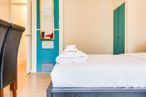 Studio (0 Bedroom) | Laptop workspace, iron/ironing board, bed sheets - Bright Studio Near Borough and The Shard (London)