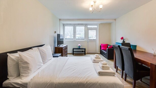 Studio (0 Bedroom) | Khu vực làm việc phù hợp cho laptop, bàn ủi/dụng cụ ủi quần áo 