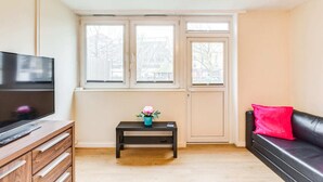 Studio (0 Bedroom) | Phòng khách | TV 20-inch có truyền hình kỹ thuật số 