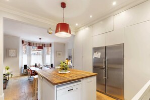 House (4 Bedrooms) | Private kitchen | Fridge, oven, stovetop, dishwasher