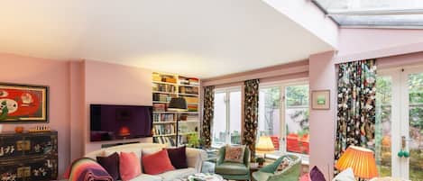 House (4 Bedrooms) | Living room | 20-inch TV with digital channels