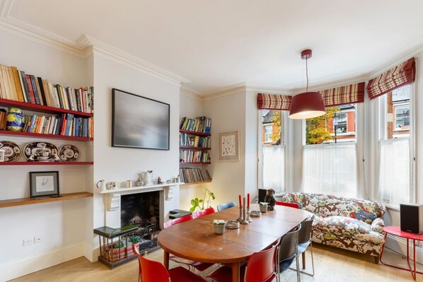 House (4 Bedrooms) | Living room