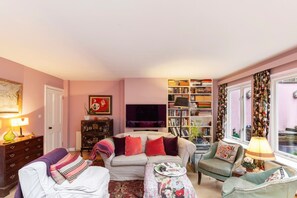House (4 Bedrooms) | Living room