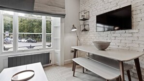 Studio (1 Bedroom) | Salle de séjour | Télévision de 20 pouces avec chaînes numériques