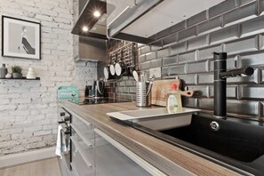 Fridge, microwave, toaster - Splendid Studio Flat W/suspended Bed in Camden (London)