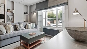 Studio (1 Bedroom) | Salle de séjour | Télévision de 20 pouces avec chaînes numériques