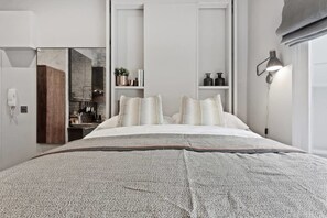 1 bedroom, desk, laptop workspace, iron/ironing board - Splendid Studio Flat W/suspended Bed in Camden (London)