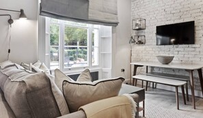 Studio (1 Bedroom) | Living room | 20-inch TV with digital channels - Splendid Studio Flat W/suspended Bed in Camden (London)