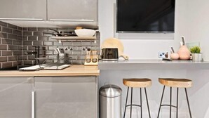 Unclassified image, 2 of 25, button - Designer 1 Bed apt W/terrace Sleeps 3 in Camden (London)