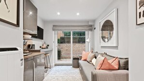 Unclassified image, 4 of 25, button - Designer 1 Bed apt W/terrace Sleeps 3 in Camden (London)