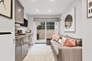 Living area - Designer 1 Bed apt W/terrace Sleeps 3 in Camden (London)