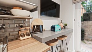 Unclassified image, 3 of 25, button - Designer 1 Bed apt W/terrace Sleeps 3 in Camden (London)