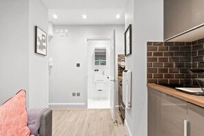 Shower, free toiletries, hair dryer, towels - Designer 1 Bed apt W/terrace Sleeps 3 in Camden (London)