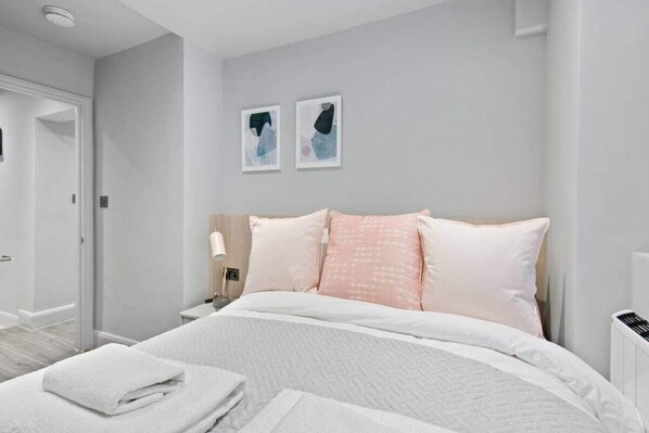 1 bedroom, desk, laptop workspace, iron/ironing board - Designer 1 Bed apt W/terrace Sleeps 3 in Camden (London)