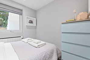 1 bedroom, desk, laptop workspace, iron/ironing board - Designer 1 Bed apt W/terrace Sleeps 3 in Camden (London)