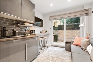 20-inch TV with digital channels - Designer 1 Bed apt W/terrace Sleeps 3 in Camden (London)