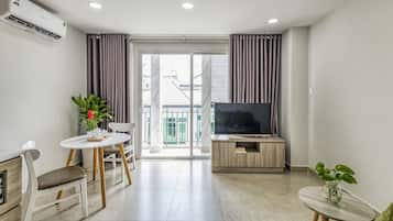 Deluxe Double Room | Living area | Smart TV