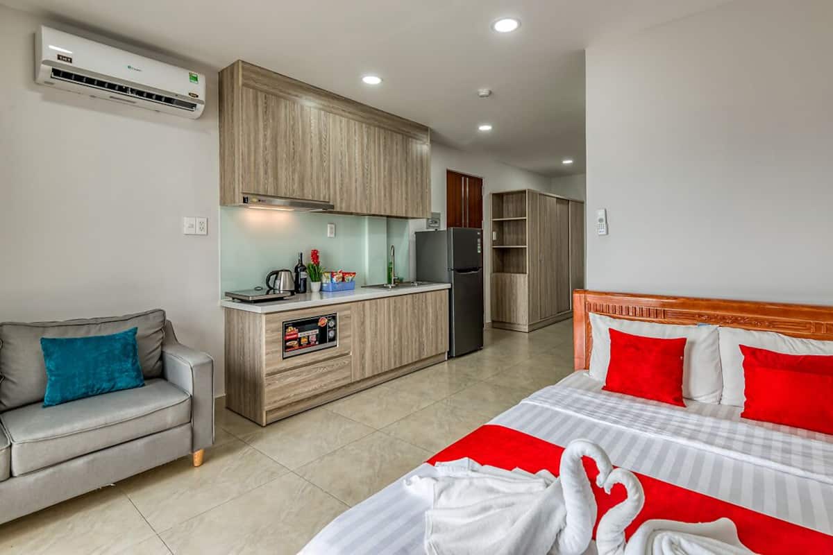 Minibar, blackout curtains, soundproofing, free WiFi