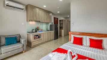 Family Room | Minibar, blackout curtains, soundproofing, free WiFi