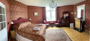 Individually decorated, individually furnished, free WiFi, bed sheets - Château du Maurier (La Fontaine-Saint-Martin)