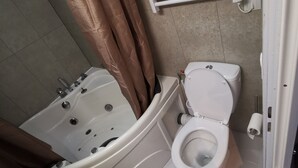 A bathroom with a bathtub, toilet, and sink. - Les Effalées (THOLLON LES MEMISES)