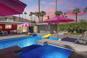 A heated pool - Citrus Twist Mini Estate, New 2024 Remodel (Palm Springs)