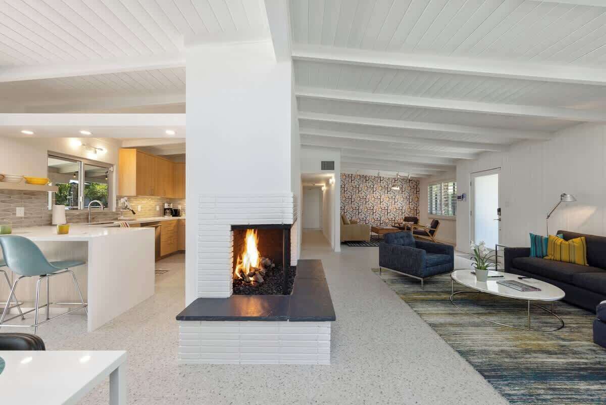 Smart-TV, Kamin, Arbeitsbereiche