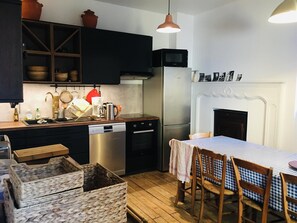 Réfrigérateur, micro-ondes, four, plaque de cuisson