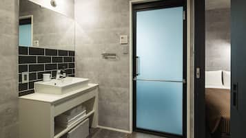 Bañera y ducha independientes, artículos de tocador gratuitos