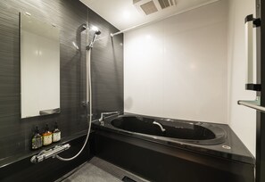 Baignoire et douche séparées, articles de toilette (gratuits)