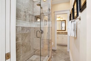 Combined shower/tub, towels