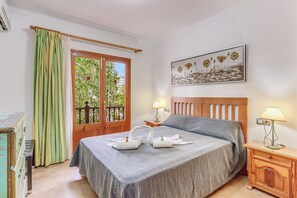 4 bedrooms, iron/ironing board, free WiFi, bed sheets - Vacation Home "Villa Pintor" with Sea View, Mountain View, Balcony and Pool (Port de Pollença)