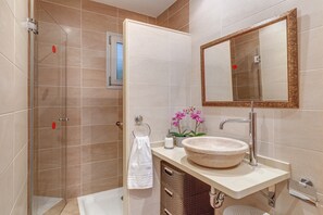 Badewanne, kostenlose Toilettenartikel, Haartrockner, Handtücher
