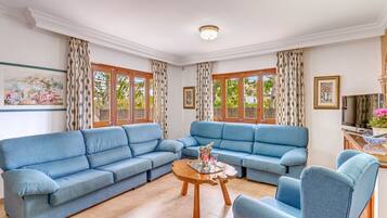 Lecteur de DVD, table de tennis de table, chaĂźne hi-fi