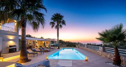 Sublime views, child friendly villa, sports & wellness facilities, full privacy!