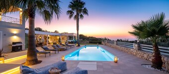 Sublime views, child friendly villa, sports & wellness facilities, full privacy!