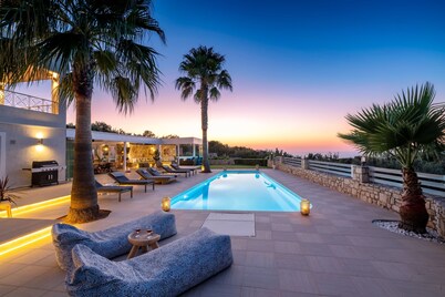 Sublime views, child friendly villa, sports & wellness facilities, full privacy!