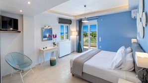 Un dormitorio moderno con cama, mesita de noche, silla y vistas al exterior.