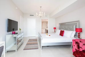1 bedroom, iron/ironing board, travel cot, WiFi - Scarlet Red Balcony Suite | City Views & Style (Miami)