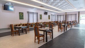 Free daily buffet breakfast - Ever Treasure Hotel (Mandalay)