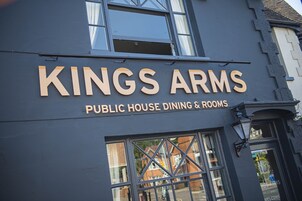 Un edificio con un letrero que dice 'KINGS ARMS PUBLIC HOUSE DINING & ROOMS'.