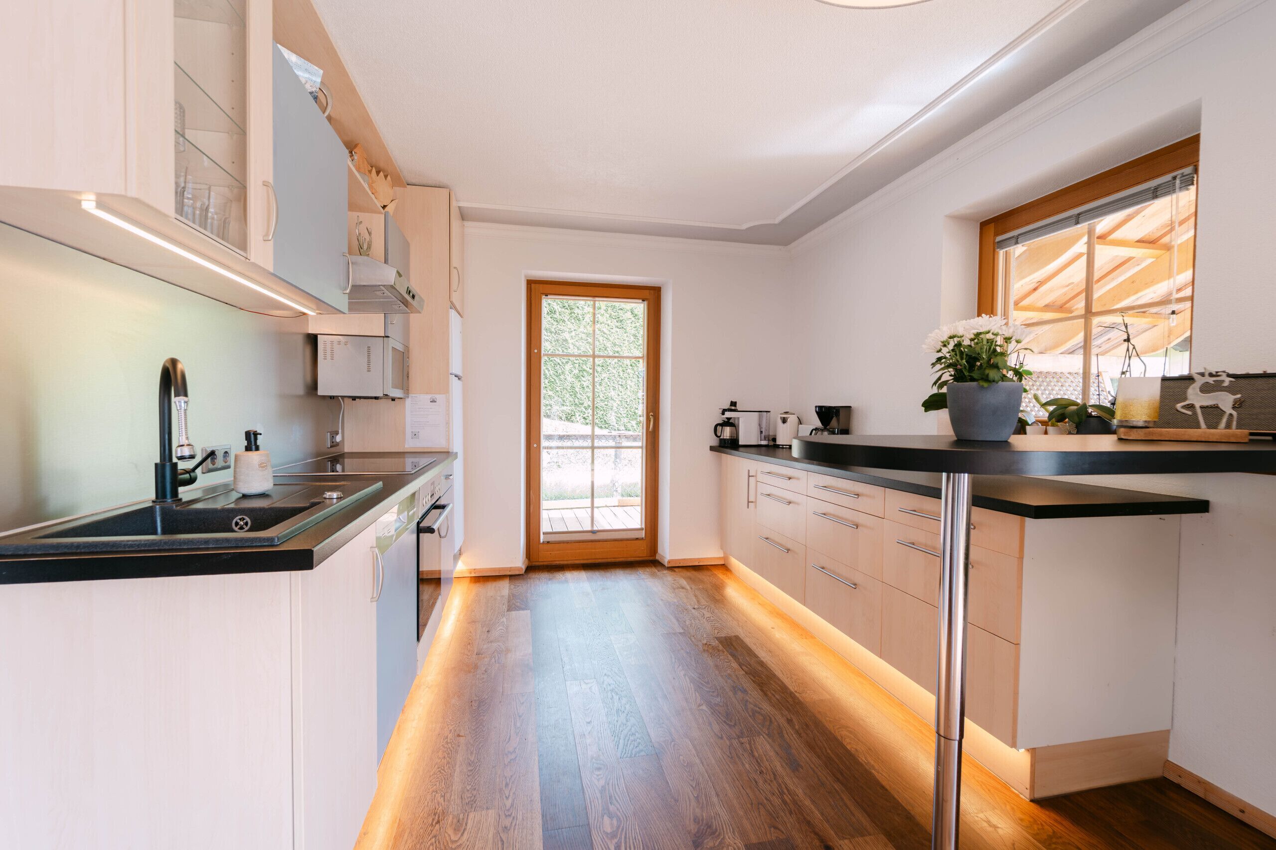 Kühlschrank, Ofen, Geschirrspüler, Wasserkocher mit Kaffee-/Teezubehör