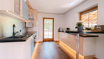 KĂŒhlschrank, Ofen, GeschirrspĂŒler, Wasserkocher mit Kaffee-/Teezubehör