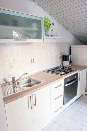 Refrigerador, horno, utensilios de cocina