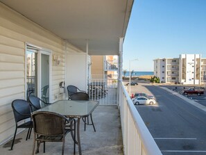 Outdoor dining - Spacious, beautifully decorated ocean block condo. (Ocean City)
