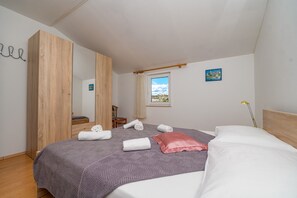 2 bedrooms, internet, bed sheets