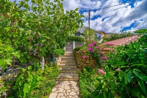 Property grounds - Apartments Manda, (16283), Mali Lošinj, hr (Mali Lošinj)