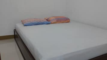 스탠다드 더블룸 | 책상