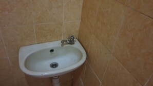 A bathroom with a sink and a drain. - Lautze Residence (Jakarta)