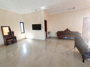 Junior Suite | Laptop workspace, free WiFi, bed sheets - Hotel 68 Lembang (Lembang)